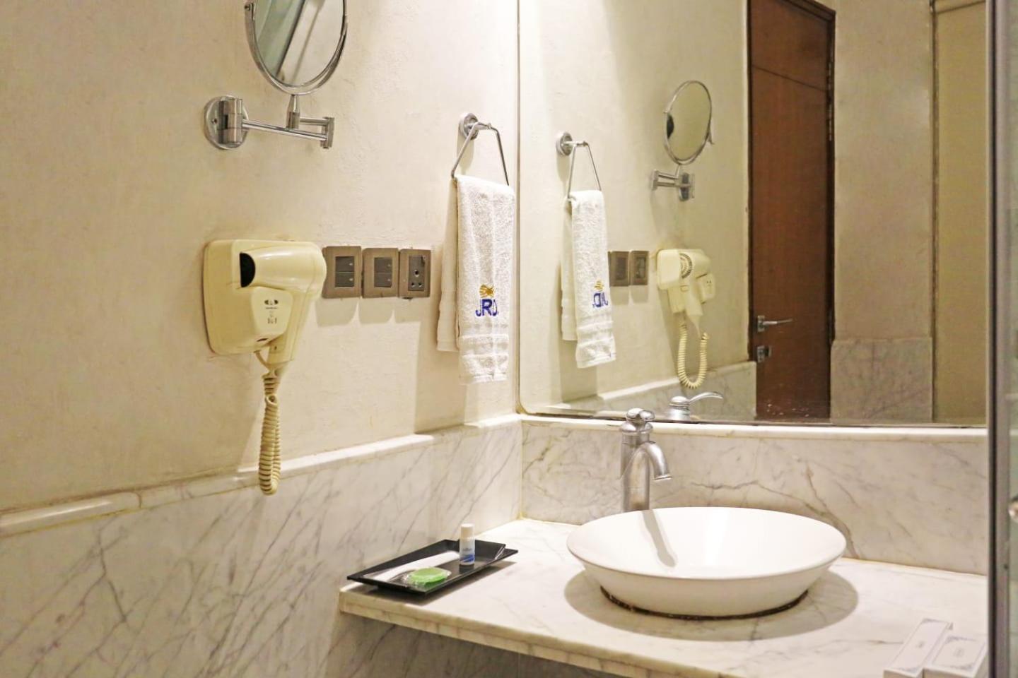 Airport Hotel Claytone New Delhi Ngoại thất bức ảnh